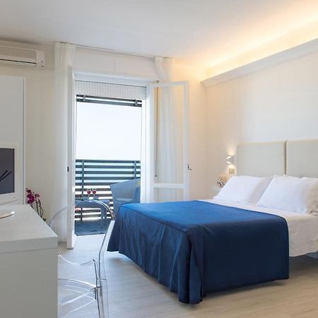 Kiss Beachfront Hotel & Restaurant Cervia Exteriör bild