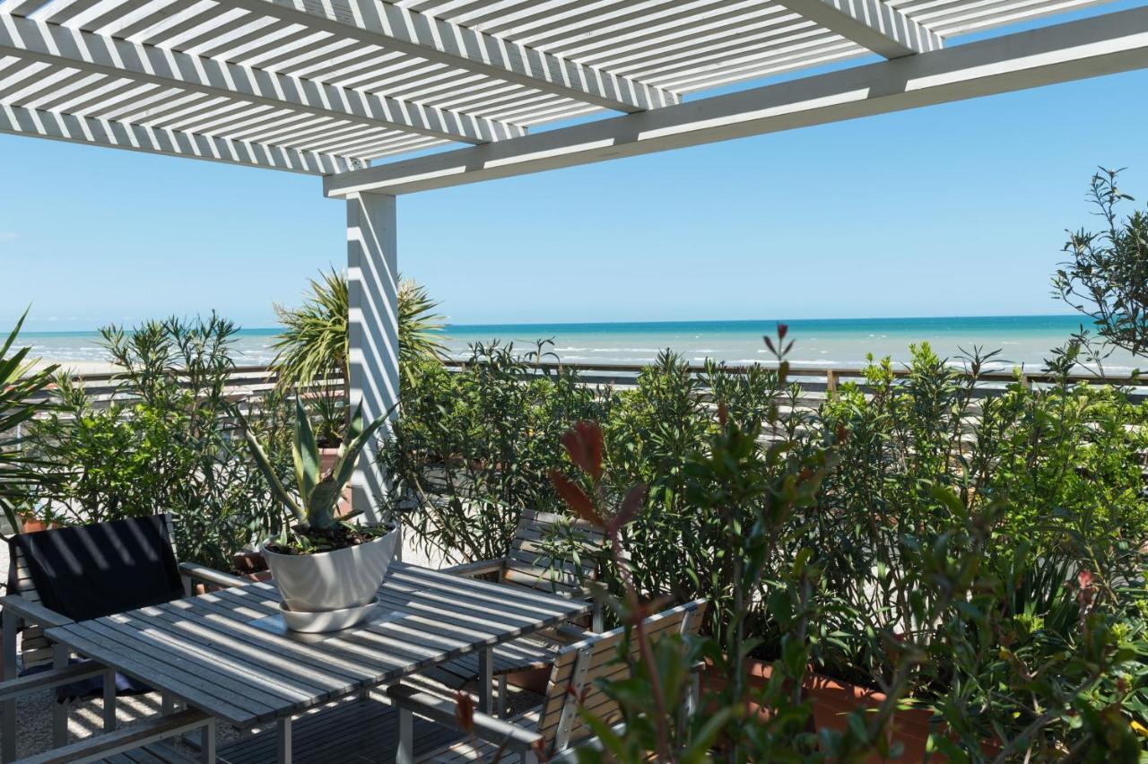 Kiss Beachfront Hotel & Restaurant Cervia Exteriör bild