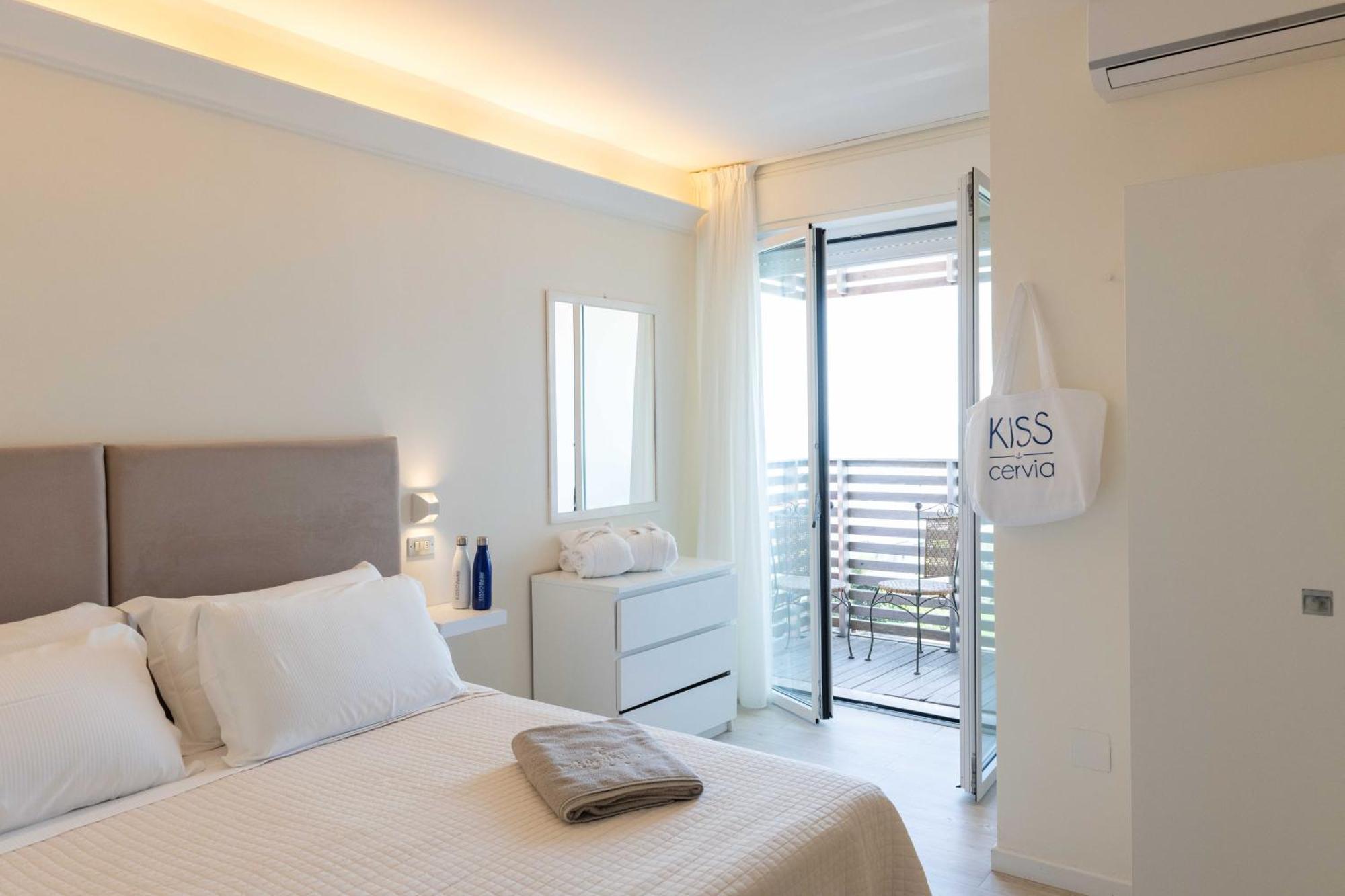 Kiss Beachfront Hotel & Restaurant Cervia Exteriör bild