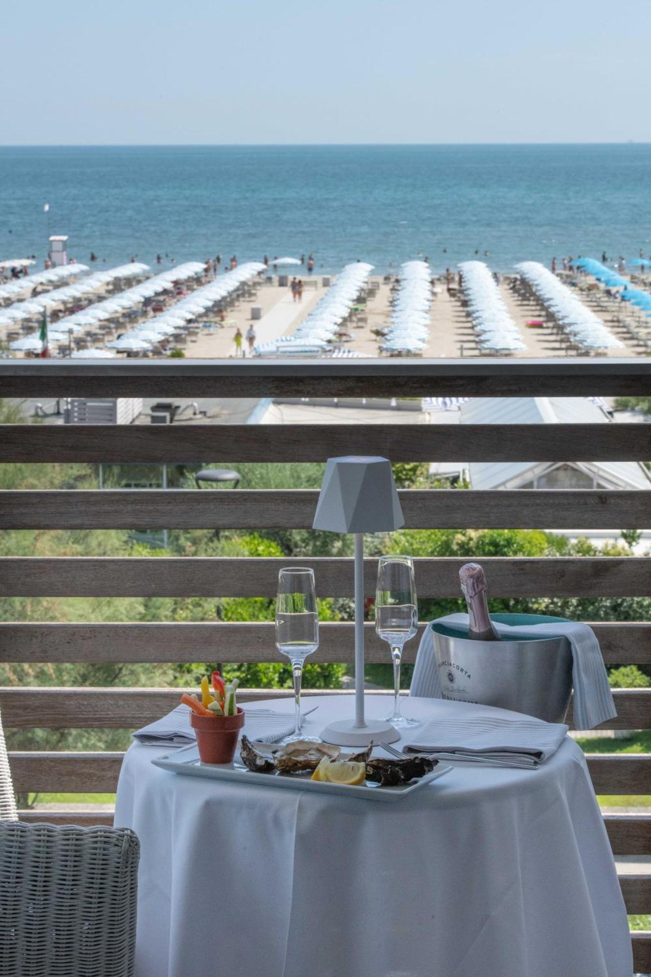 Kiss Beachfront Hotel & Restaurant Cervia Exteriör bild