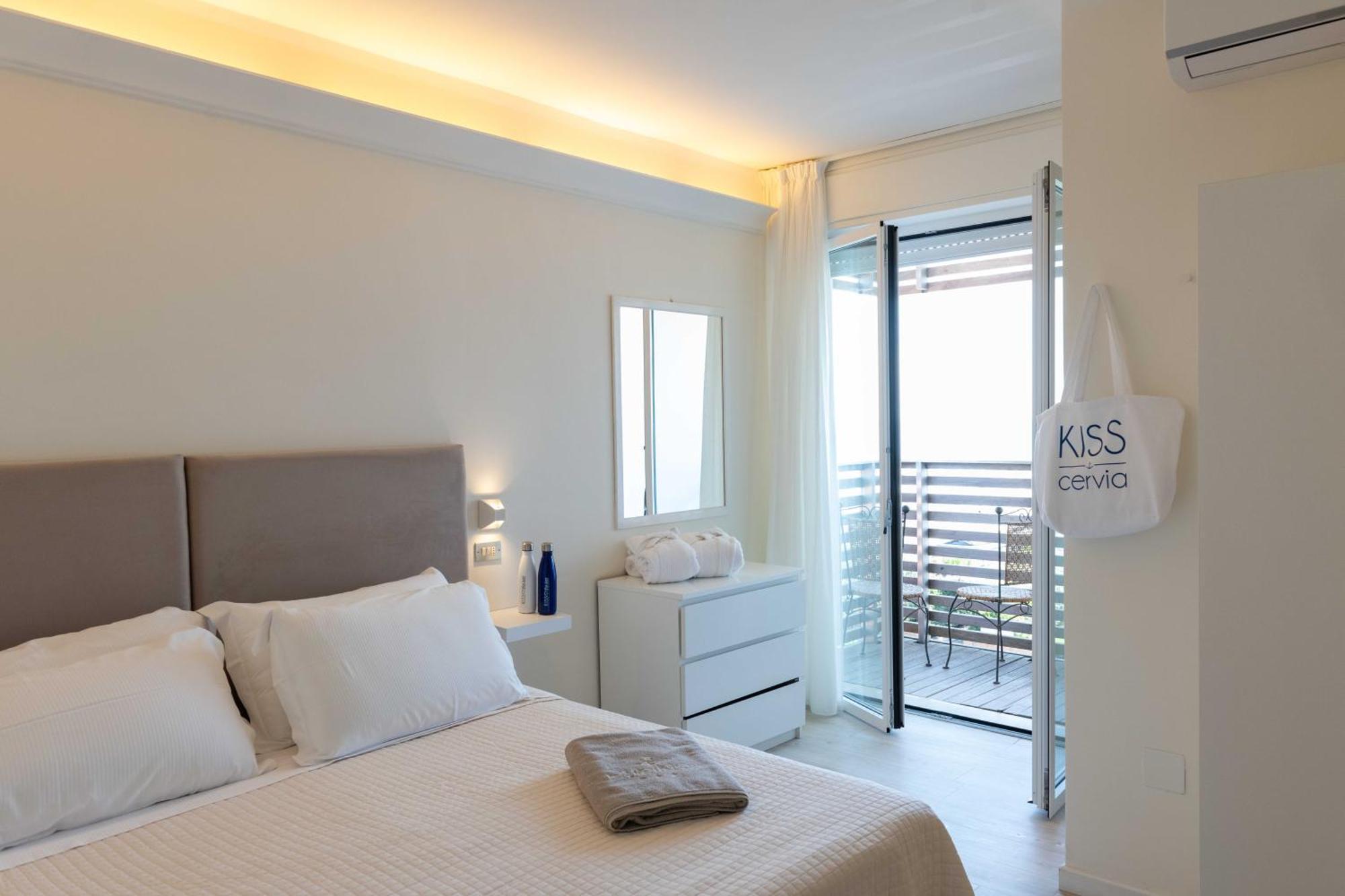 Kiss Beachfront Hotel & Restaurant Cervia Exteriör bild
